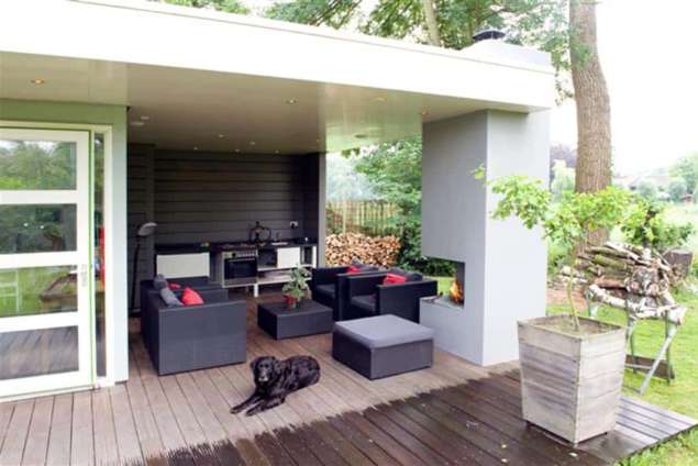 moderne tuinhuizen met glazen deur en witte wanden